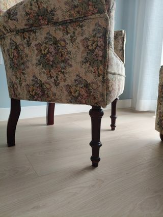 Sillón Orejero con Puff Floral