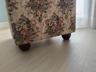 Sillón Orejero con Puff Floral