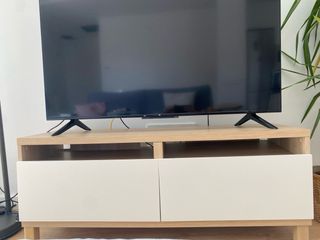 Mueble TV madera beige y blanco