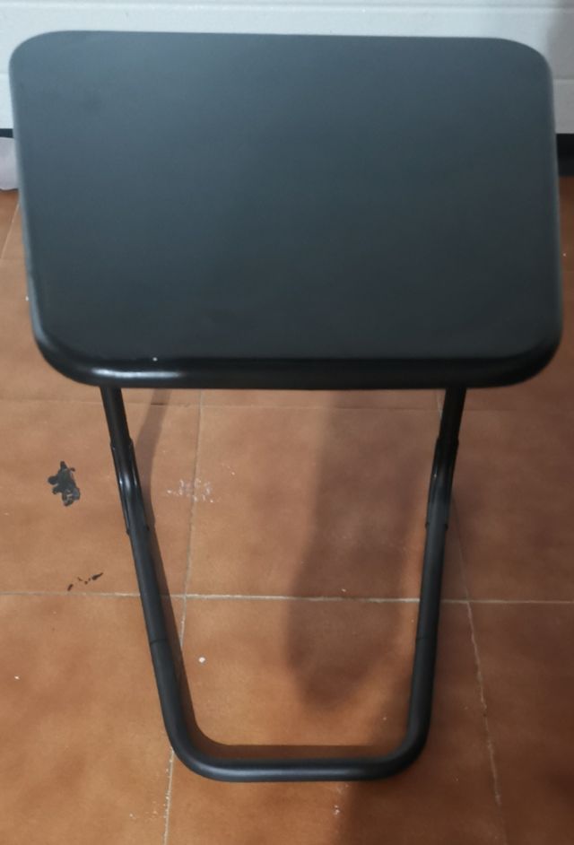 Mesa auxiliar negra metálica