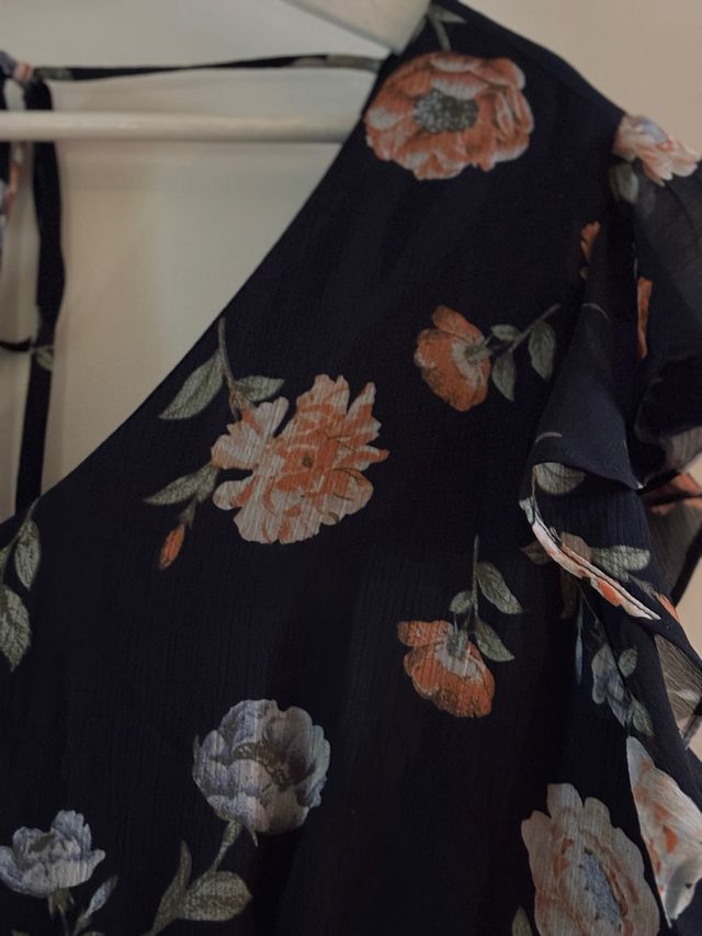 Vestido floral asimétrico negro