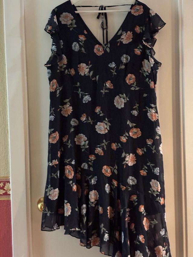 Vestido floral asimétrico negro