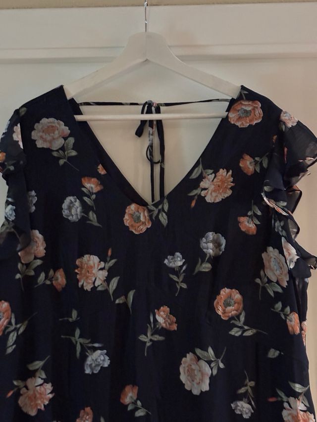 Vestido floral asimétrico negro