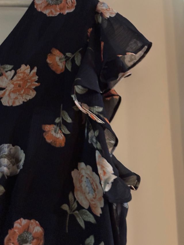 Vestido floral asimétrico negro