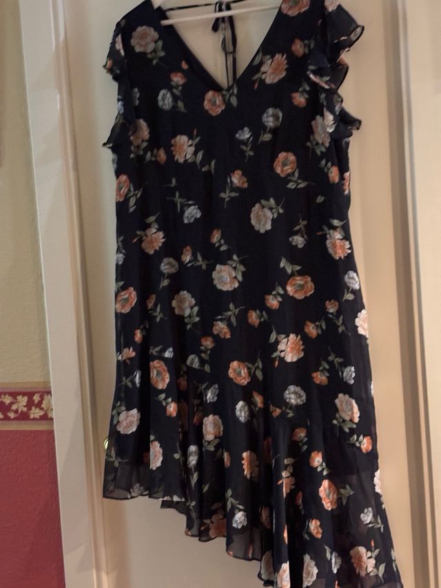 Vestido floral asimétrico negro