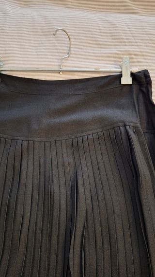 Falda larga seda negra plisada