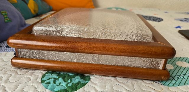 Lámpara de madera y cristal con bombilla nueva.