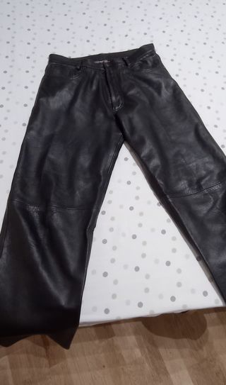 Pantalón de piel negro