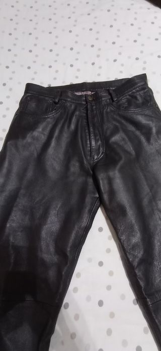 Pantalón de piel negro