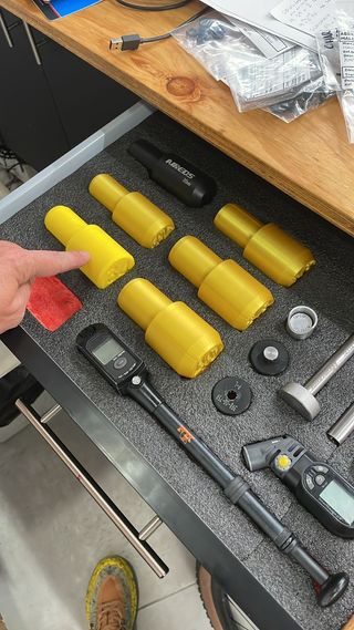 Colocador de retenes