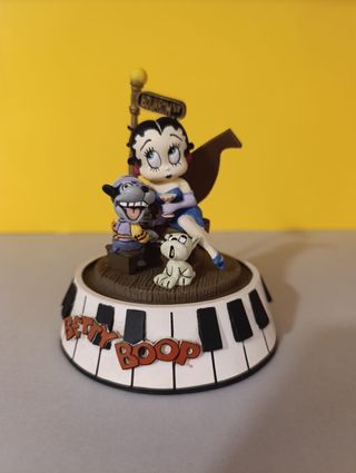 Statuina di Betty boop. È alta circa cm 14,5