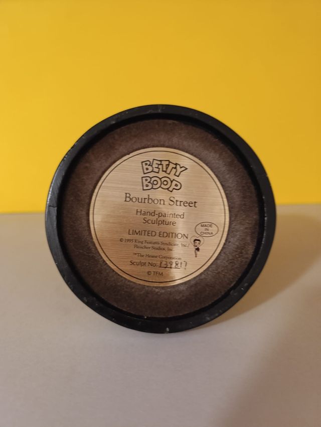 Statuina di Betty boop. È alta circa cm 14,5