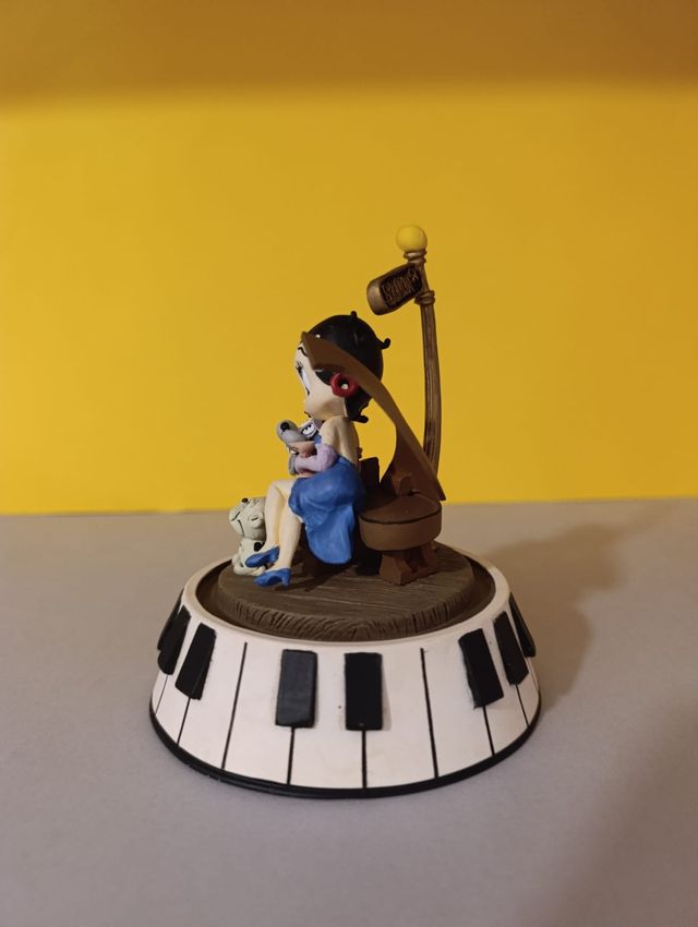 Statuina di Betty boop. È alta circa cm 14,5