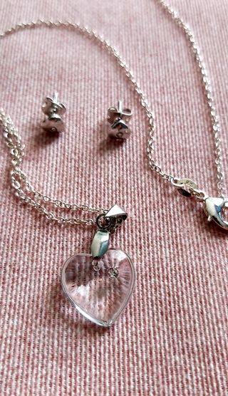 Conjunto collar y pendientes corazón