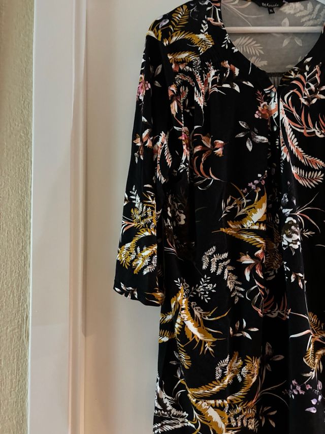 Camiseta estampada floral negra