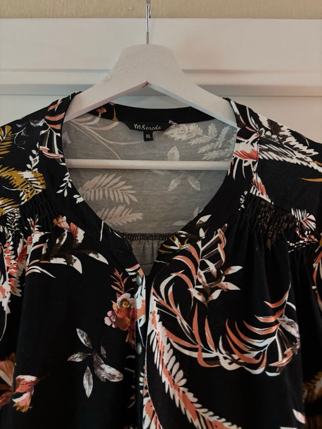 Camiseta estampada floral negra