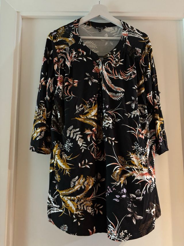 Camiseta estampada floral negra