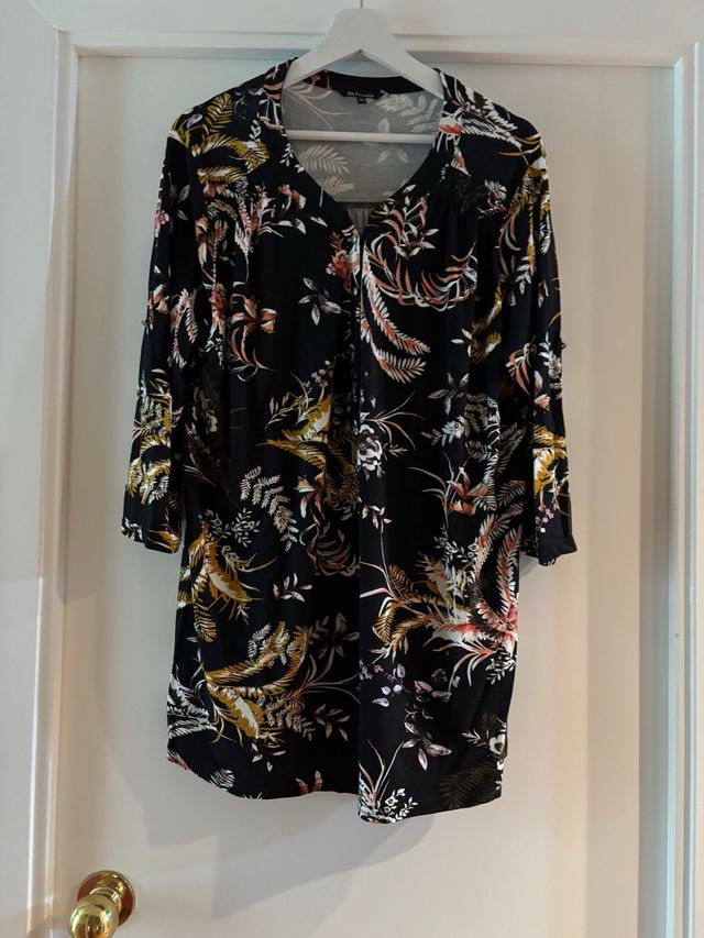 Camiseta estampada floral negra