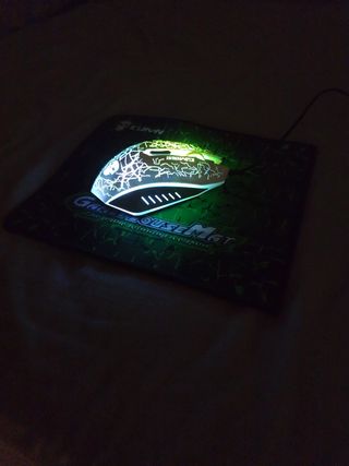 Ratón luminoso y alfombrilla