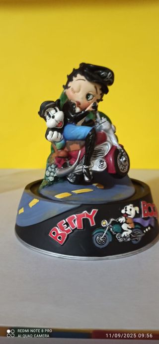 Statuina di Betty boop. È alta circa cm 14,5