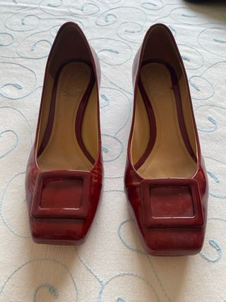 Zapatos de tacón rojos con hebilla talla 38.5