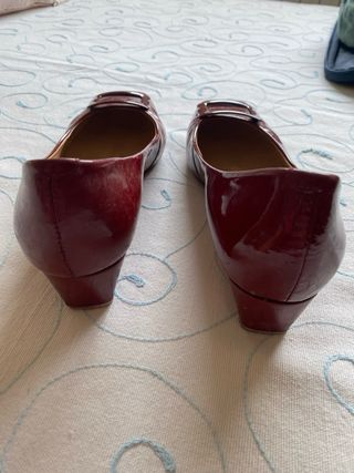 Zapatos de tacón rojos con hebilla talla 38.5