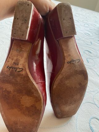 Zapatos de tacón rojos con hebilla talla 38.5