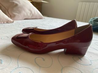 Zapatos de tacón rojos con hebilla talla 38.5