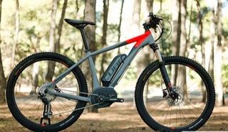 Bicicleta Eléctrica Cube Gris/Naranja. Talla M/L