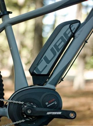 Bicicleta Eléctrica Cube Gris/Naranja. Talla M/L