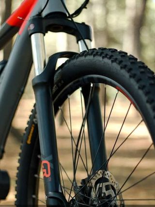 Bicicleta Eléctrica Cube Gris/Naranja. Talla M/L