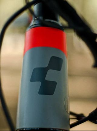 Bicicleta Eléctrica Cube Gris/Naranja. Talla M/L