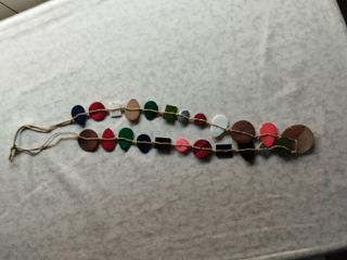 Collar de fieltro con formas y colores