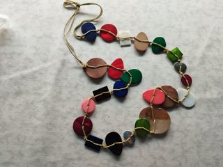 Collar de fieltro con formas y colores