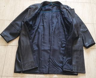 Gabardina de cuero sintético negro