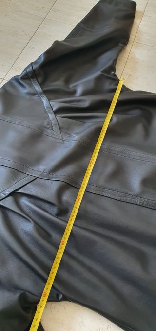 Gabardina de cuero sintético negro