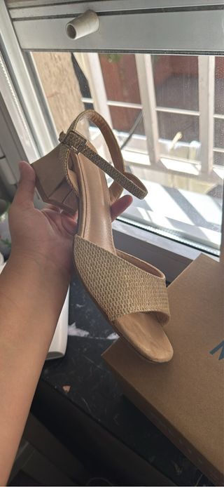 Sandalias Beige y Doradas