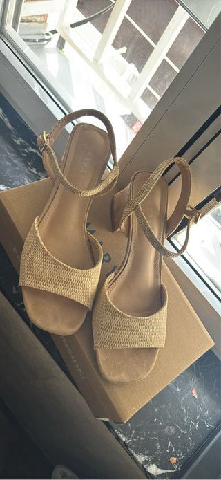 Sandalias Beige y Doradas