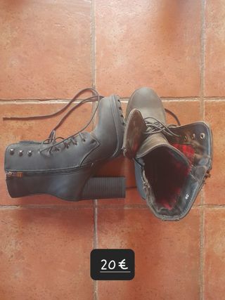 Botines de tacón negros con cordones