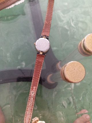 Reloj Omax Negro y Dorado