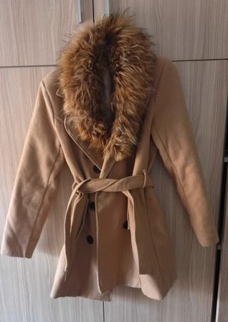 Abrigo de mujer con cuello de pelo