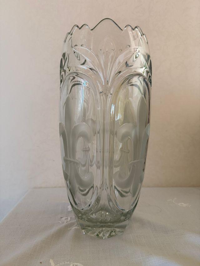 Vaso in vetro trasparente decorato