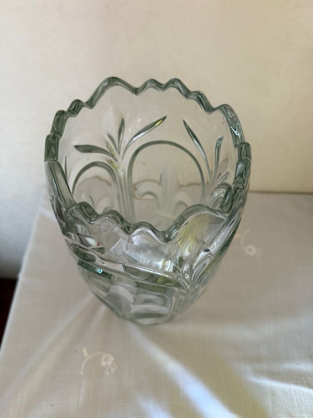 Vaso in vetro trasparente decorato