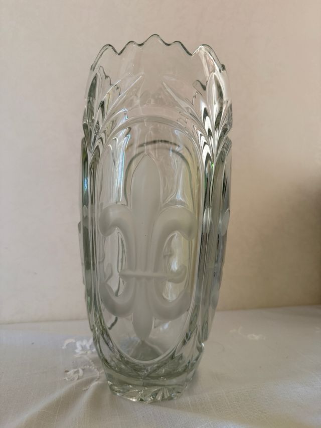 Vaso in vetro trasparente decorato