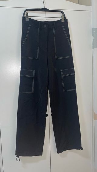 Pantaloni cargo neri con cuciture a contrasto