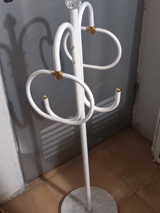 Toallero de pie doble blanco y dorado