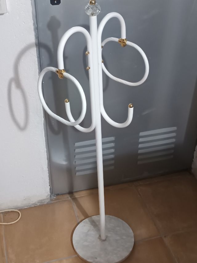 Toallero de pie doble blanco y dorado