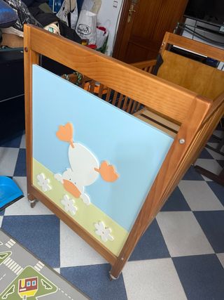 Cuna de madera con diseño de pato