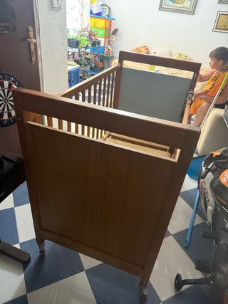 Cuna de madera con diseño de pato
