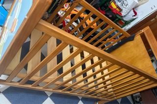 Cuna de madera con diseño de pato